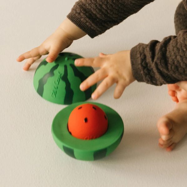 Пірамідка-брязкальце Кавун від Oli & Carol  L-PUZZLE-BOX-WATERMELON фото