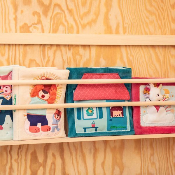 Мягкая развивающая книга Мышка Нина переодевается - Фактуры от Lilliputiens 83674 фото