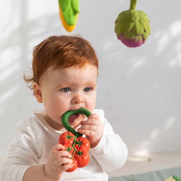 Брязкальце-прорізувач Томати від Oli & Carol L-RATTLE-TOMATO фото